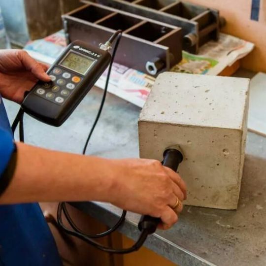 Испытание бетонного образца прибором контроля